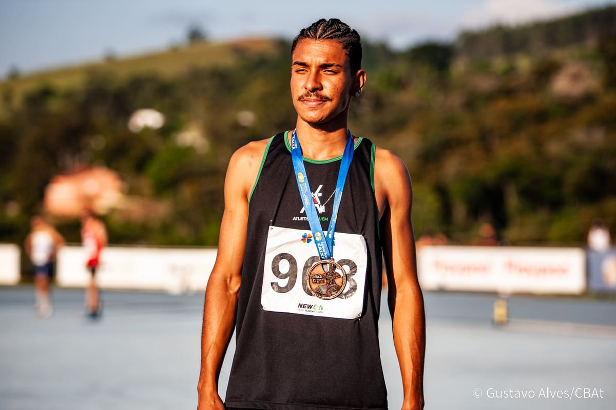 Atleta da Atletismo-UEM com medalha de bronze, retrato ao entardecer