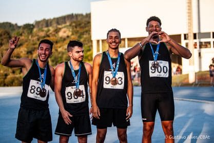 Atletas da Atletismo-UEM comemorando juntos após a prova