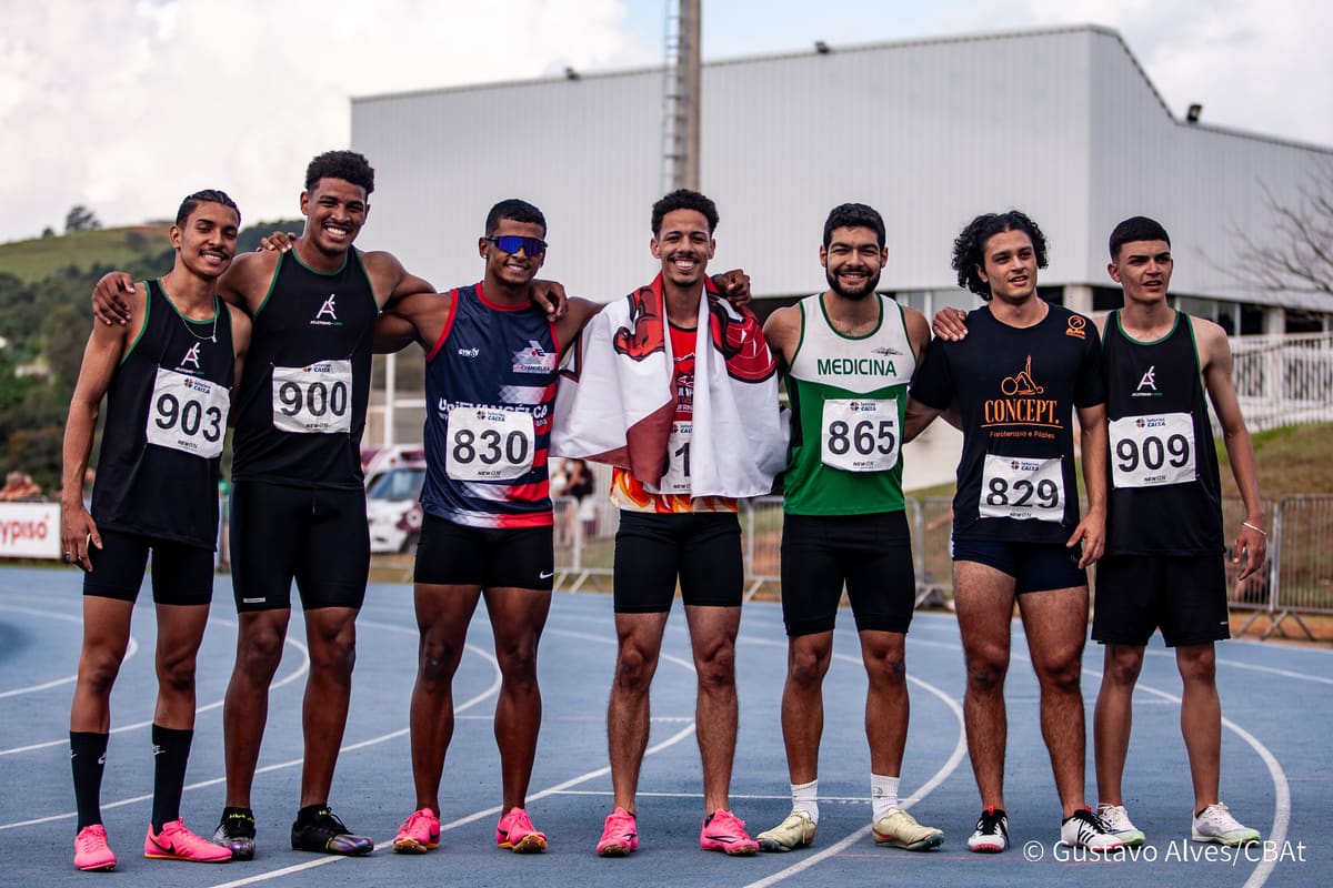 Atletas de diferentes equipes universitárias, incluindo a Atletismo-UEM, posando juntos após a prova