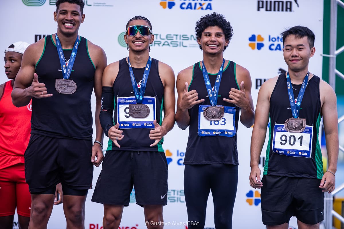 Atletas da Atletismo-UEM no pódio do Troféu Adhemar 2025 com medalhas